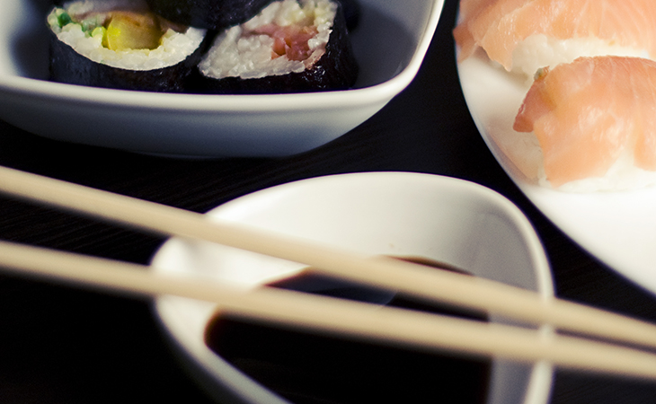 https://www.machikado-creative.jp/wordpress/wp-content/uploads/2016/06/food-dinner-sushi-salomon.jpg